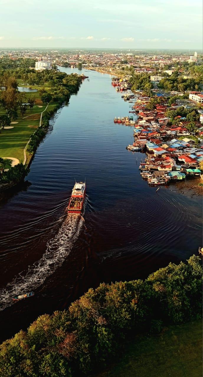 A boat on a river

Description automatically generated